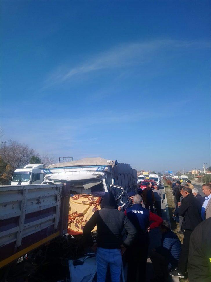Meyve yüklü kamyonun tıra çarpması sonucu 1 kişi öldü G2