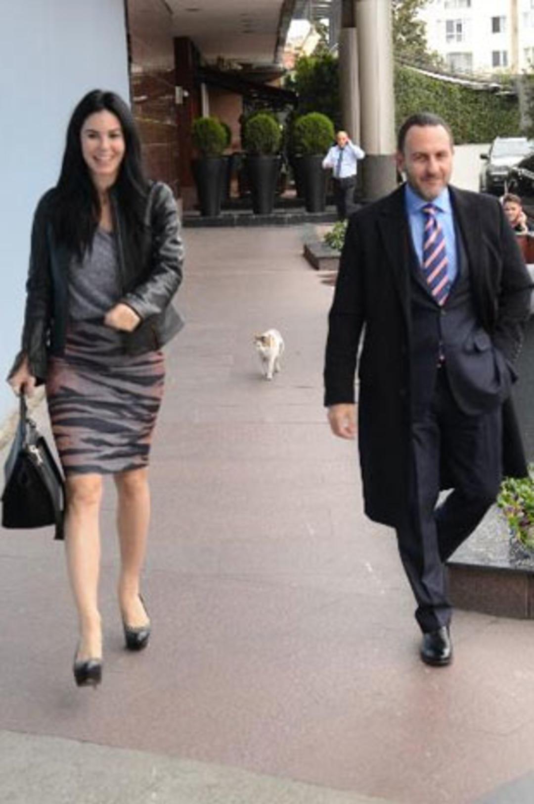 Defne Samyeli sevgilisiyle g&ouml;r&uuml;nt&uuml;lendi