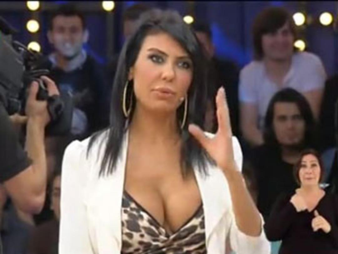 Okan Bay&uuml;lgen'den dekolte sans&uuml;r&uuml;