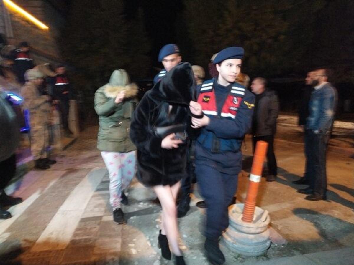 Denizli'de 5 saat s&uuml;ren dev fuhuş operasyonu! 50'yi aşkın kadın g&ouml;zaltında