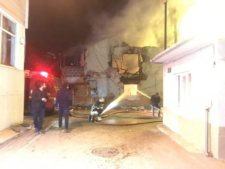 Bursa’da 2 katlı ev alev alev yandı G2