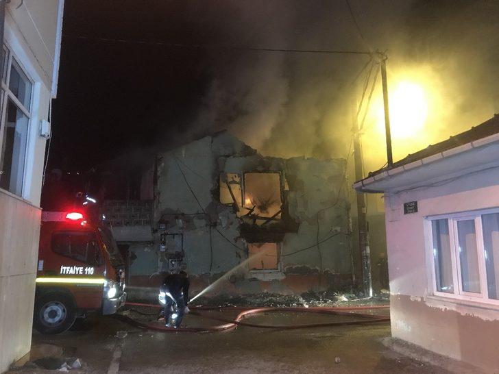 Bursa’da 2 katlı ev alev alev yandı G3