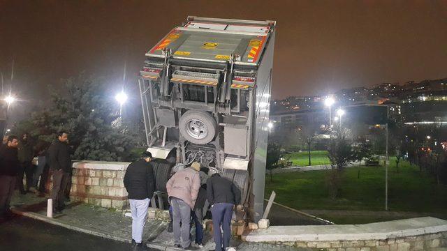 Yoldan çıkan kamyon tepe üstü parka uçtu