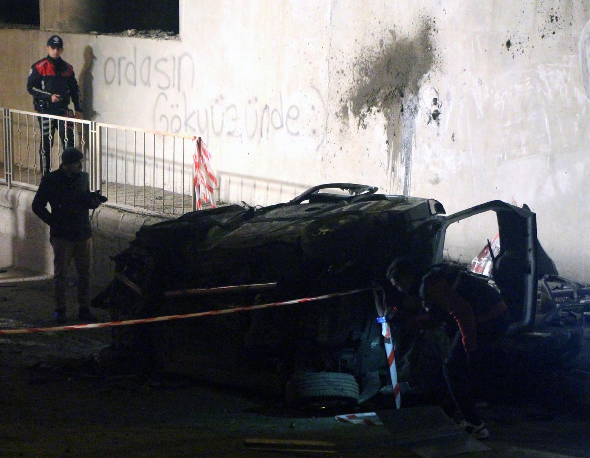 K&ouml;pr&uuml;den u&ccedil;up duvara &ccedil;arpan otomobildeki 2 gen&ccedil; yaşamı yitirdi