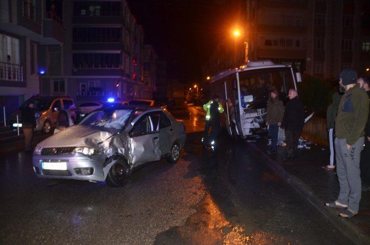 Servis otobüsü ile otomobil çarpıştı: 1 yaralı G2