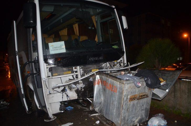 Servis otobüsü ile otomobil çarpıştı: 1 yaralı G3