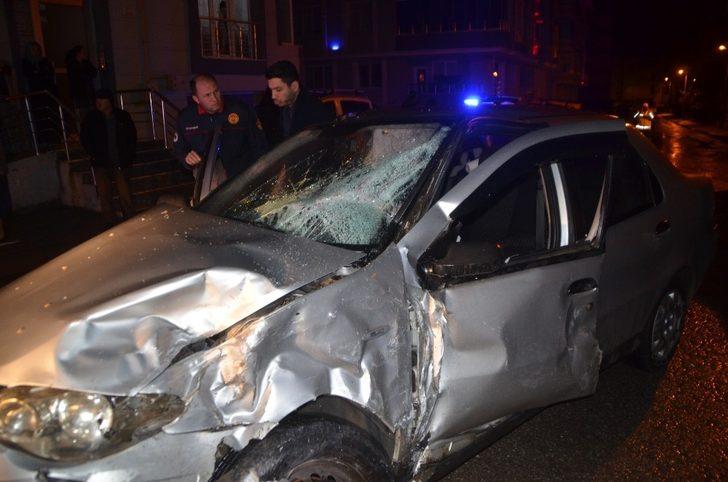 Servis otobüsü ile otomobil çarpıştı: 1 yaralı G4