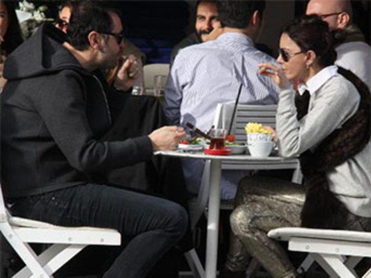 Hande Ataizi'den yüzük şov G3