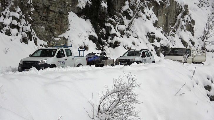 Dünyanın en tehlikeli yolunu geçip 3 kişinin yaşadığı köye ulaştılar G1