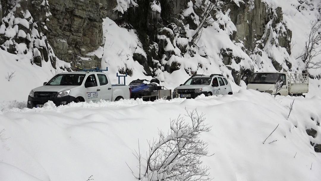 D&uuml;nyanın en tehlikeli yolunu ge&ccedil;ip 3 kişinin yaşadığı k&ouml;ye ulaştılar
