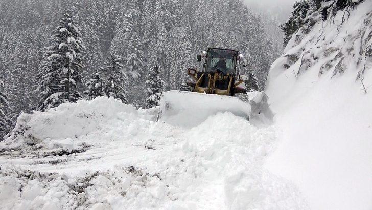 Dünyanın en tehlikeli yolunu geçip 3 kişinin yaşadığı köye ulaştılar G2