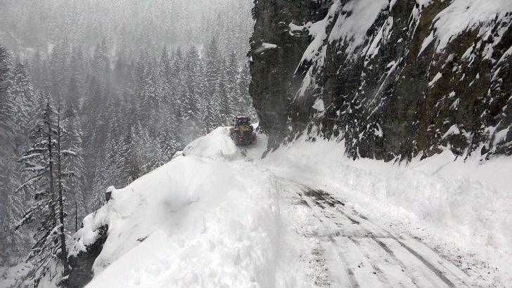 Dünyanın en tehlikeli yolunu geçip 3 kişinin yaşadığı köye ulaştılar G3