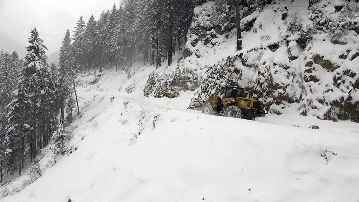 Dünyanın en tehlikeli yolunu geçip 3 kişinin yaşadığı köye ulaştılar G4
