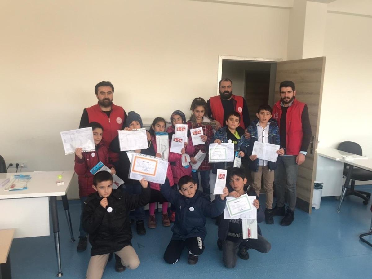 Karnesini alan gen&ccedil;lik merkezine koştu