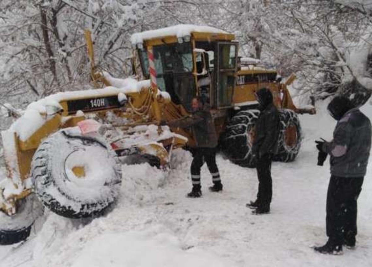 Belediye karla m&uuml;cadele ekibi kaza ge&ccedil;irdi