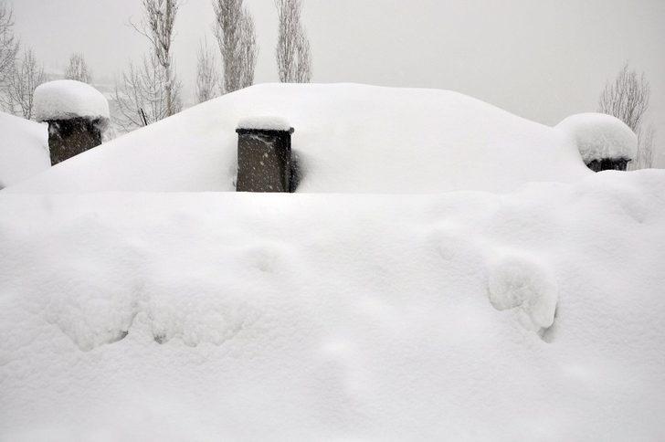 Yüksekova’da tek katlı evler kara gömüldü G3