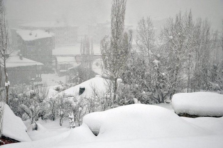 Yüksekova’da tek katlı evler kara gömüldü G4