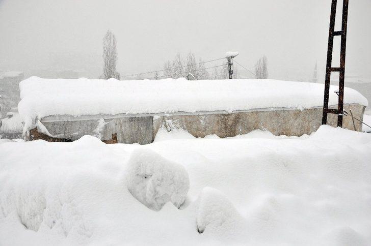 Yüksekova’da tek katlı evler kara gömüldü G5