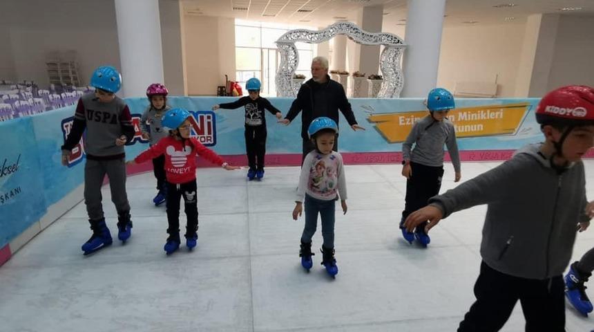 Ezine’de öğrenciler yarı yıl tatilini buz pateni yaparak geçiriyorlar