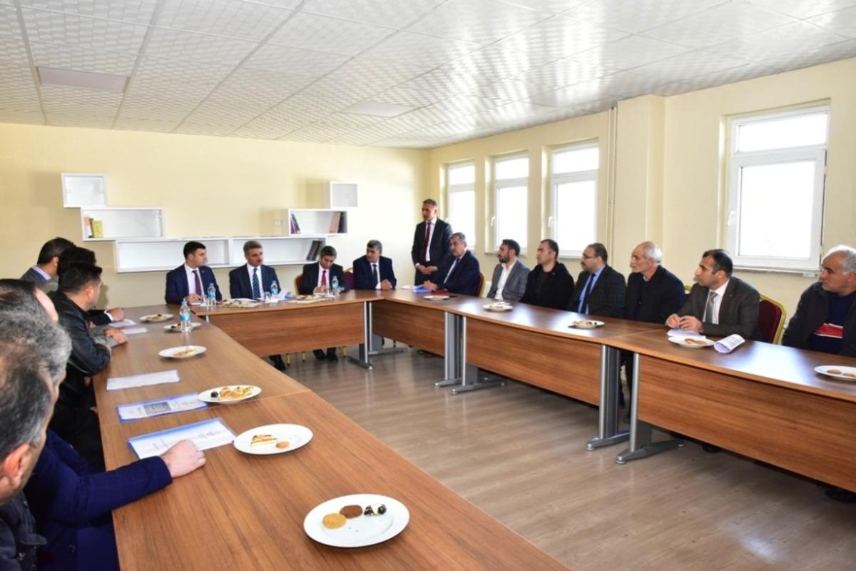 Kale&rsquo;de muhtarlarla toplantı d&uuml;zenlendi