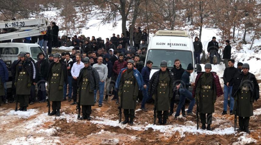 Şehit cenazesinde askerler üşümesin diye kendi montlarını verdiler! 