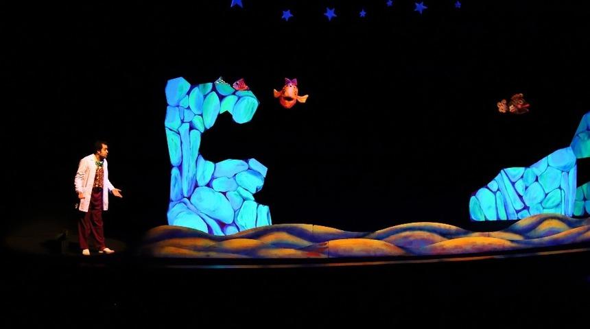 Konya B&uuml;y&uuml;kşehirden karnelerini getiren &ccedil;ocuklara hediye tiyatro bileti