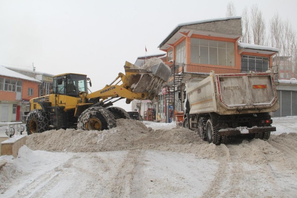 Başkale Belediyesinden karla m&uuml;cadele &ccedil;alışması