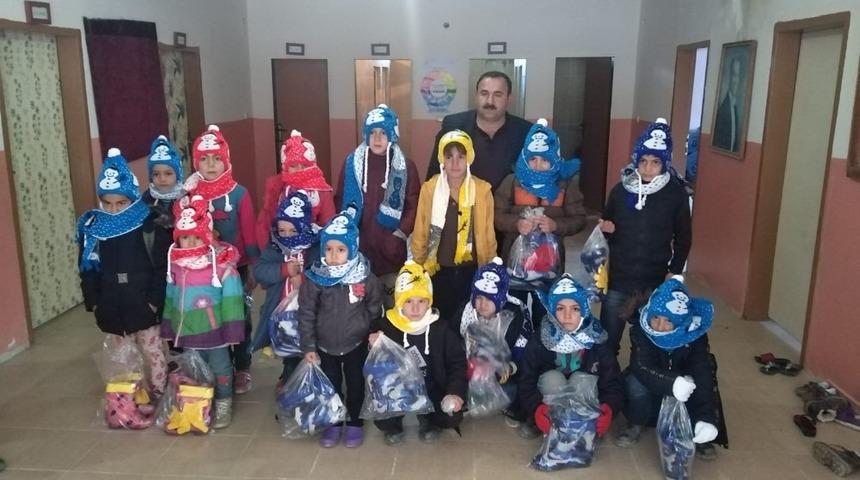 Gerc&uuml;ş&rsquo;te &ccedil;ocuklara giysi yardımı