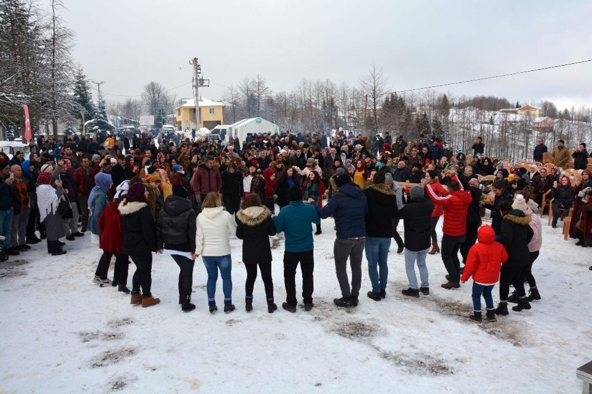 Ordu&rsquo;da hamsi ş&ouml;leni renkli ge&ccedil;ti