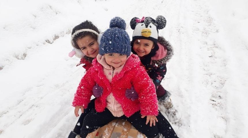 Hakkari&rsquo;de &ccedil;ocukların kızak keyfi