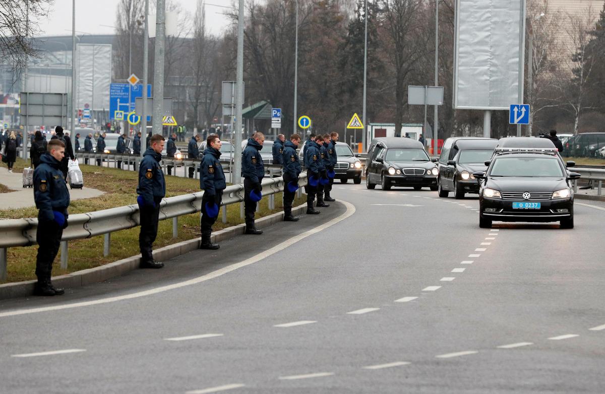 İran'da d&uuml;ş&uuml;r&uuml;len u&ccedil;akta &ouml;len Ukraynalıların naaşları &uuml;lkelerine getirildi
