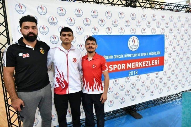 Eskişehirli güreşçiler madalya ile döndü G1