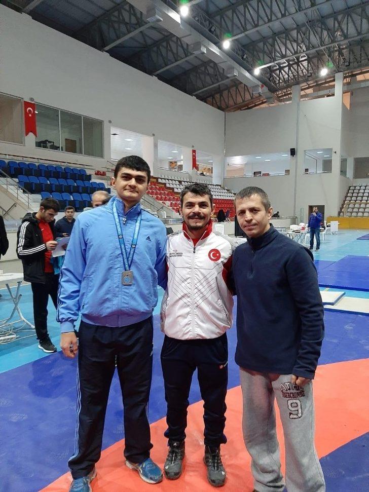 Eskişehirli güreşçiler madalya ile döndü G2