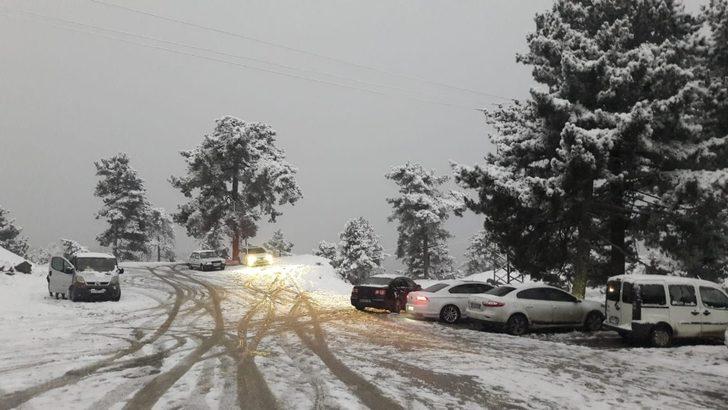 Kar görmeye giden vatandaşlar araçlarıyla mahsur kaldı G4