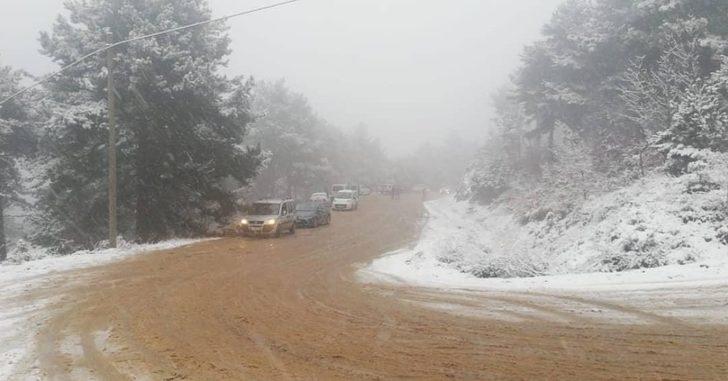 Kar görmeye giden vatandaşlar araçlarıyla mahsur kaldı G5