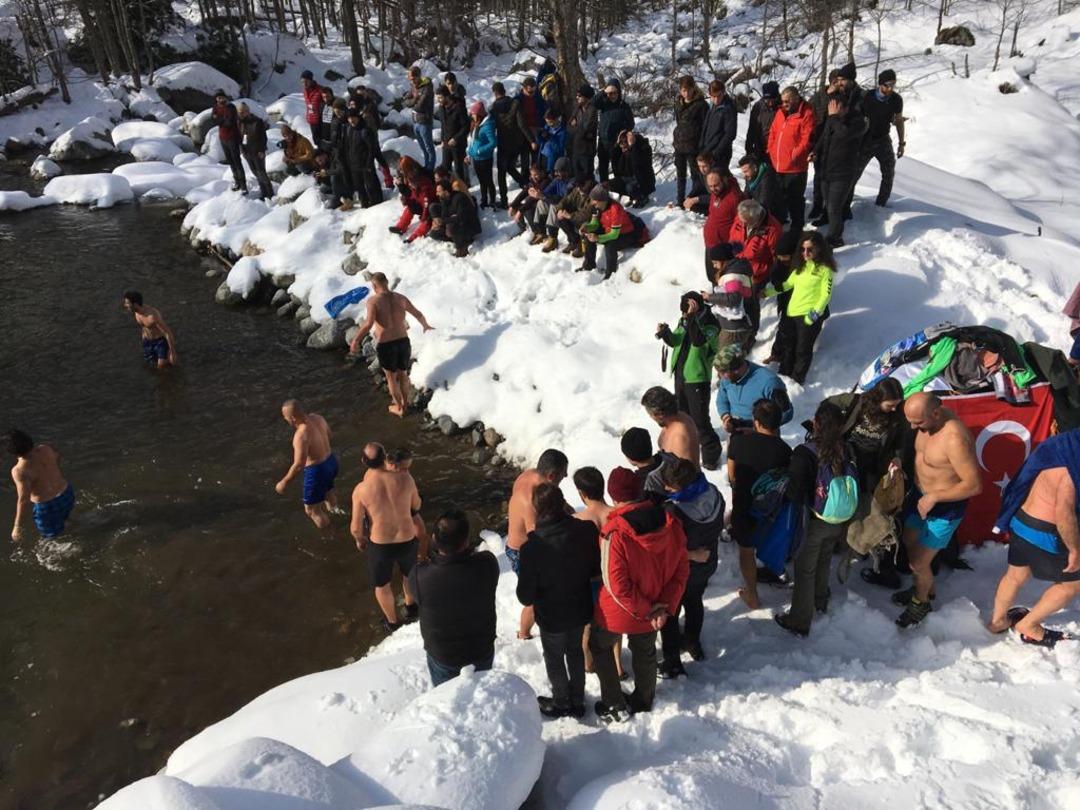 Rize'deki Kış Y&uuml;zme Şenliği'nde şaşırtan g&ouml;r&uuml;nt&uuml;ler