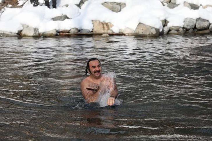 Rize'deki Kış Yüzme Şenliği'nde şaşırtan görüntüler G2