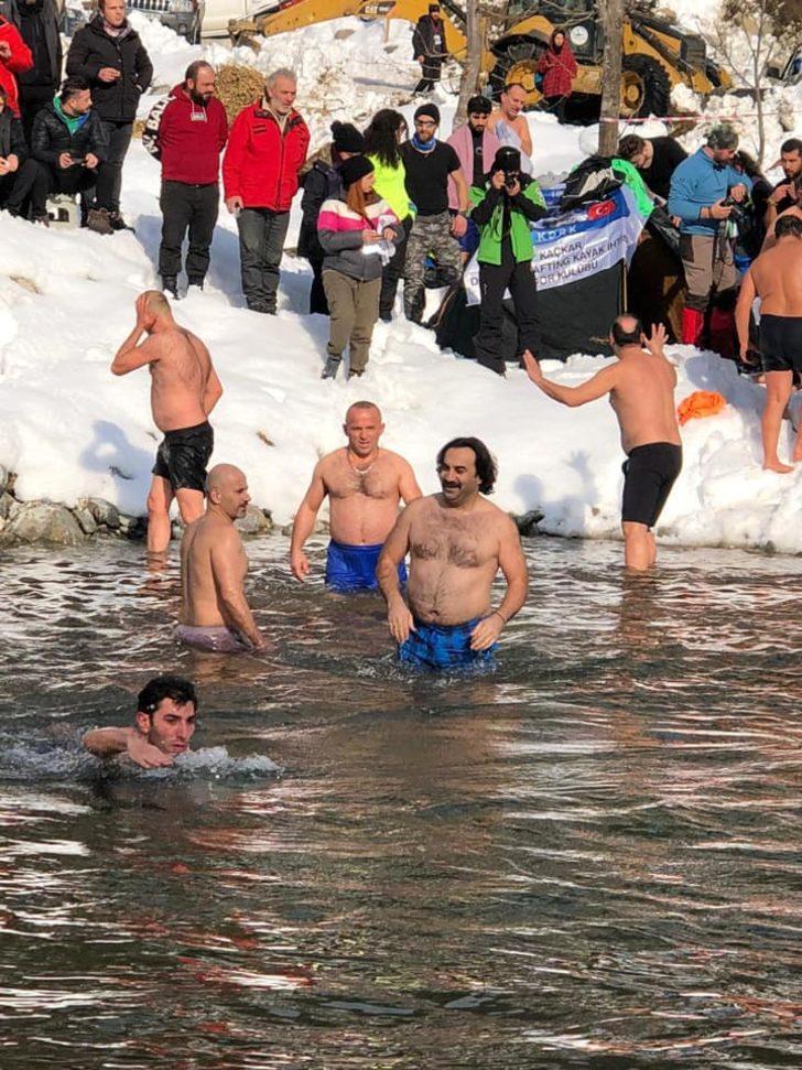 Rize'deki Kış Yüzme Şenliği'nde şaşırtan görüntüler G1