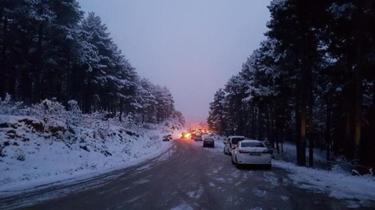 Kar g&ouml;rmeye giden vatandaşlar ara&ccedil;larıyla mahsur kaldı