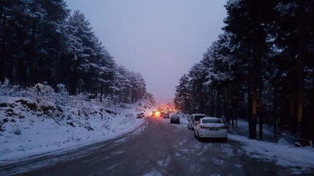 Kar görmeye giden vatandaşlar araçlarıyla mahsur kaldı