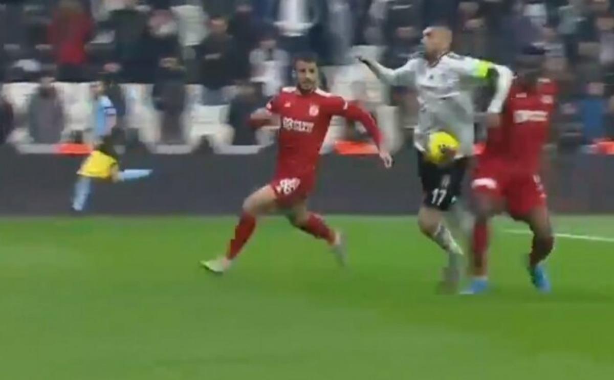 Beşiktaş-Sivasspor ma&ccedil;ında penaltı tartışması yaratan pozisyon