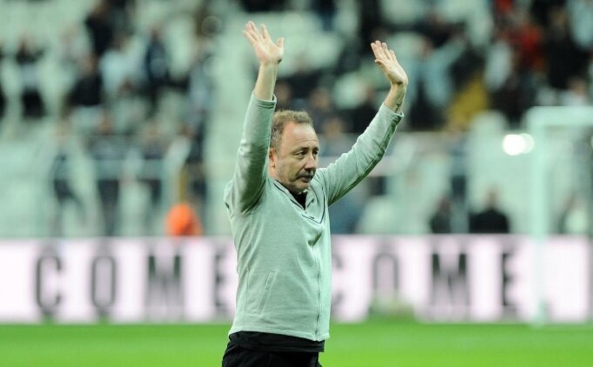 Beşiktaş trib&uuml;nlerinde Sergen Yal&ccedil;ın sesleri