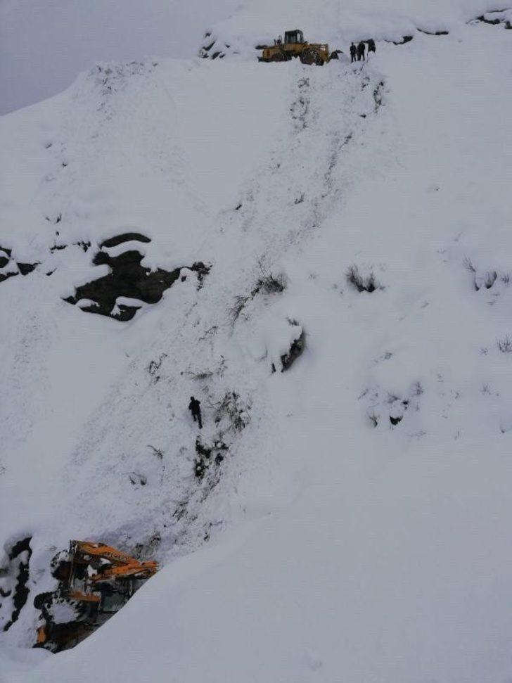 Kardan kapanan yolu açmaya çalışan iş makinesi şarampole devrildi: 1 yaralı G3