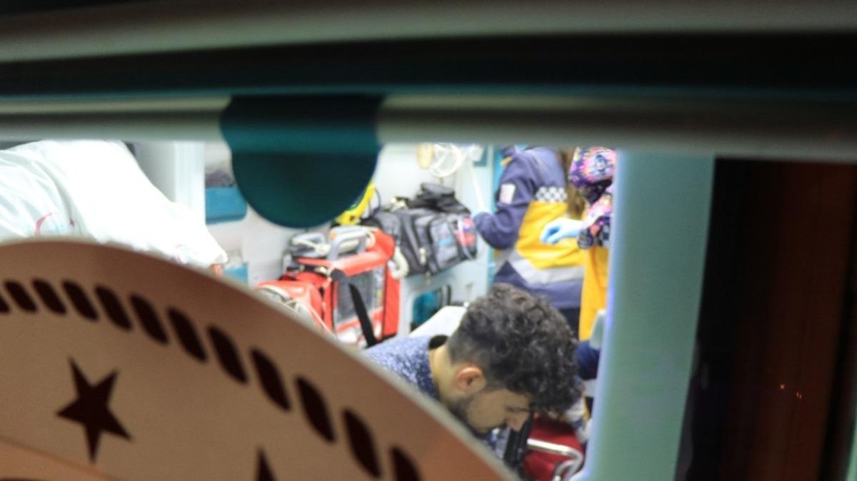 Evde &ccedil;ıkan yangında mahsur kalan şahsı itfaiye ekipleri kurtardı