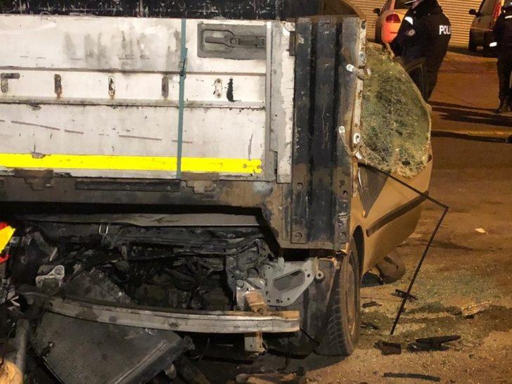 Kontrolden çıkan otomobil TIR’ın altına girdi: 1 ağır yaralı G3