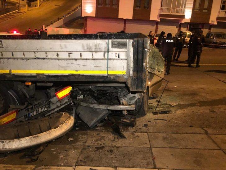 Kontrolden çıkan otomobil TIR’ın altına girdi: 1 ağır yaralı G4