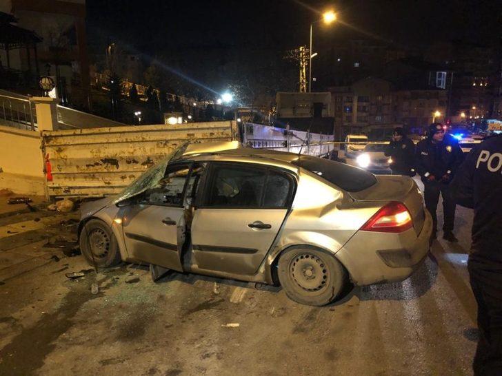 Kontrolden çıkan otomobil TIR’ın altına girdi: 1 ağır yaralı G1