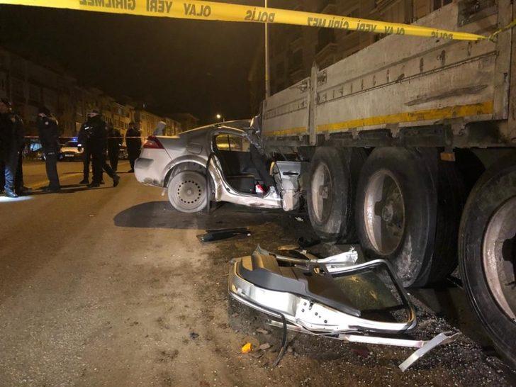 Kontrolden çıkan otomobil TIR’ın altına girdi: 1 ağır yaralı G5