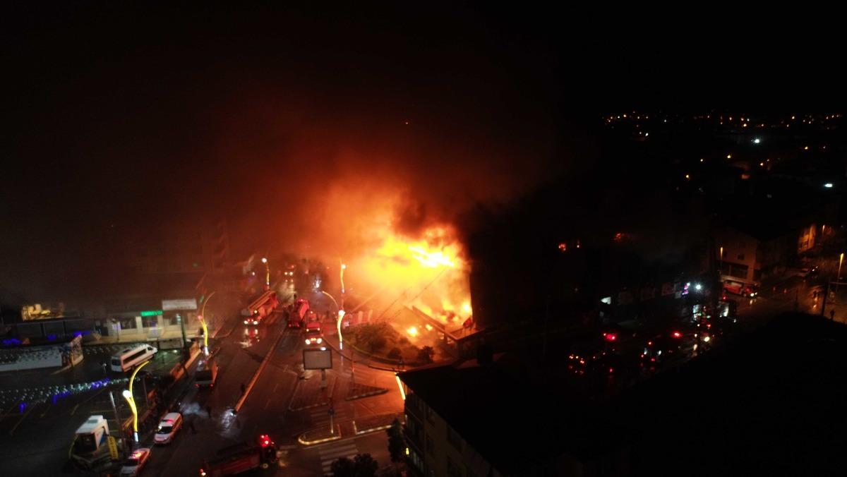 Kocaeli'deki AVM'de yangın! Onlarca d&uuml;kkan kullanılamaz hale geldi