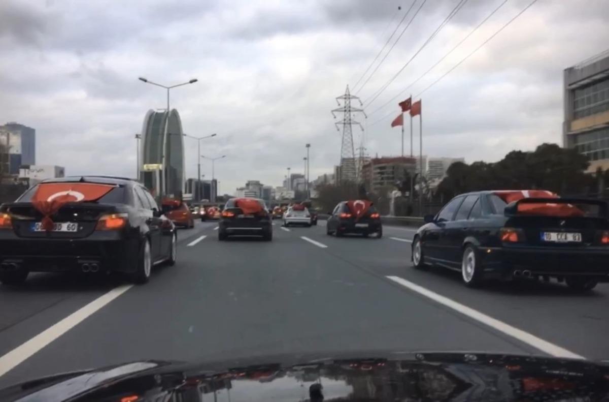İstanbul'da tepki &ccedil;eken g&ouml;r&uuml;nt&uuml;ler! Trafiği birbirine katıp ter&ouml;r estirdiler